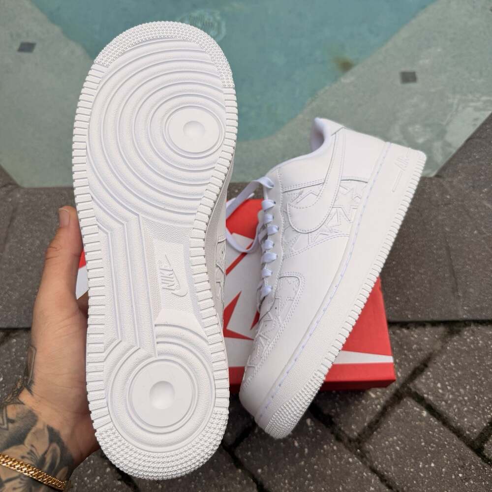 SIZE 13 - NIKE AIR FORCE 1 STARS TRIPLE WHITE LOW WHITE/WHITE IM5750100 - Picture 5 of 6